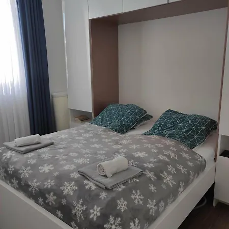 Joy Τζαχορίνα